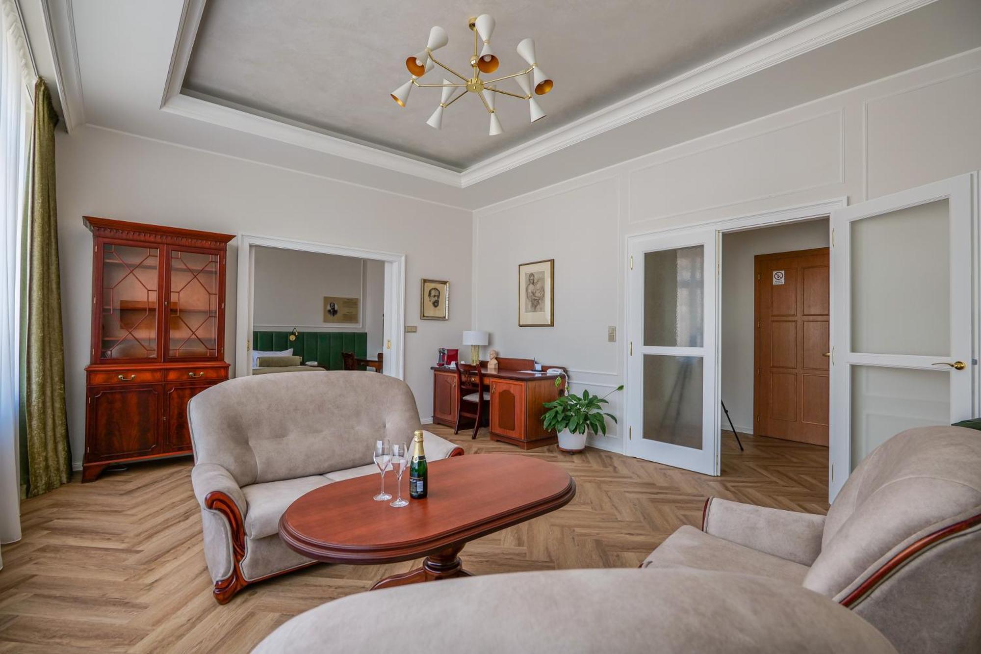 Hotel Zlata Hvezda Литомишль Экстерьер фото
