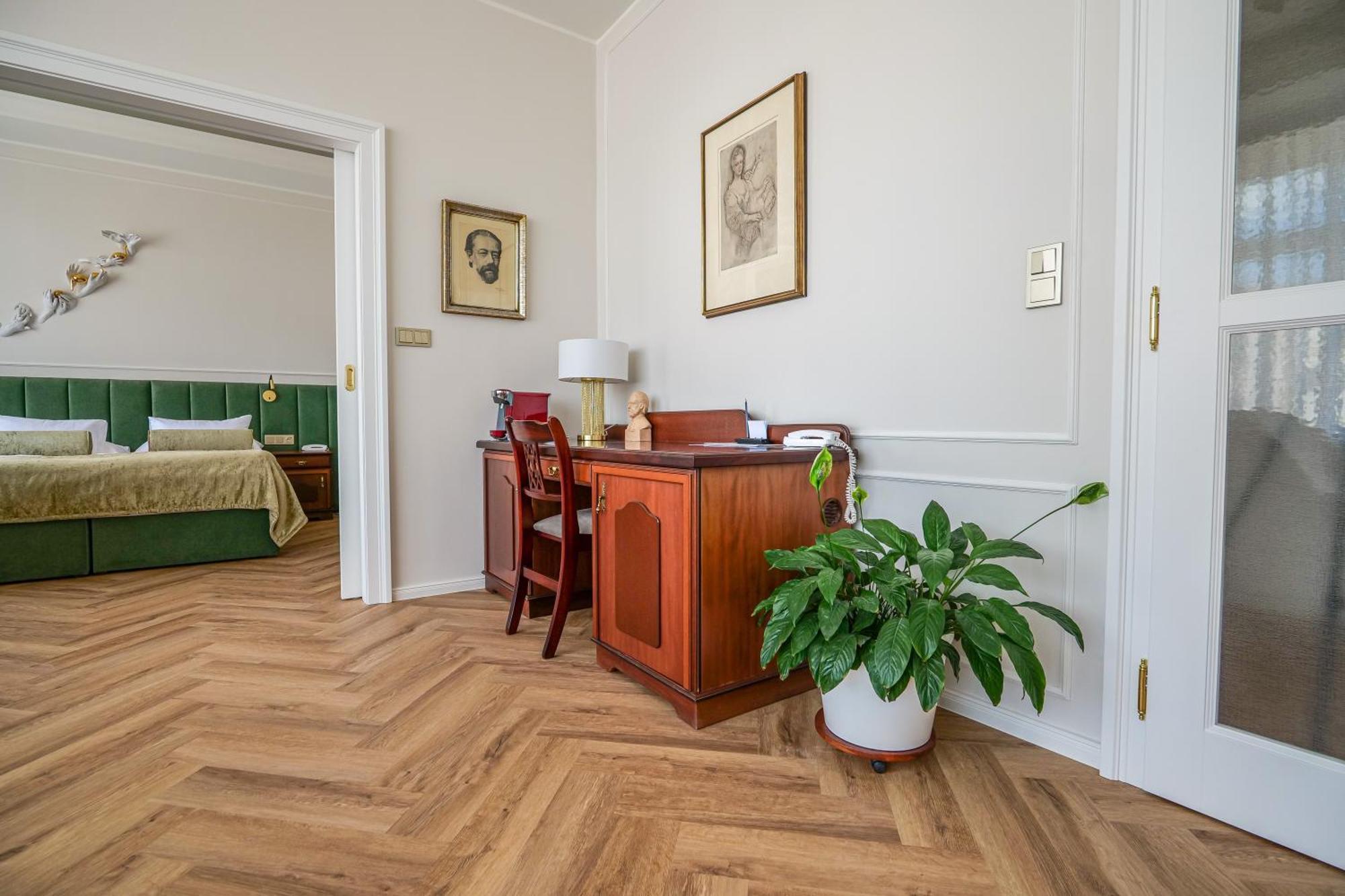 Hotel Zlata Hvezda Литомишль Экстерьер фото